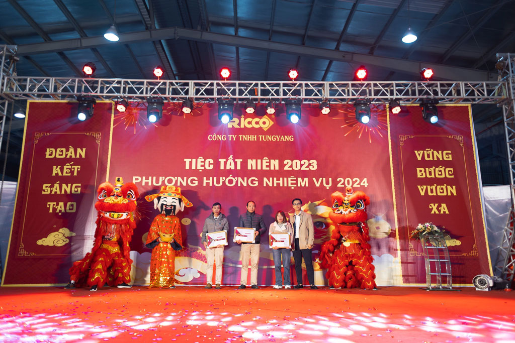 tổ chức tiệc tất niên tại nhà máy