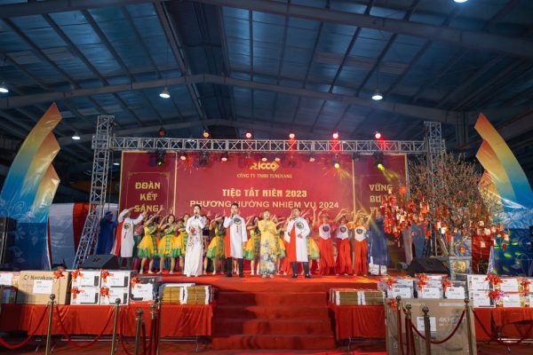 tổ chức tiệc tất niên tại nhà máy