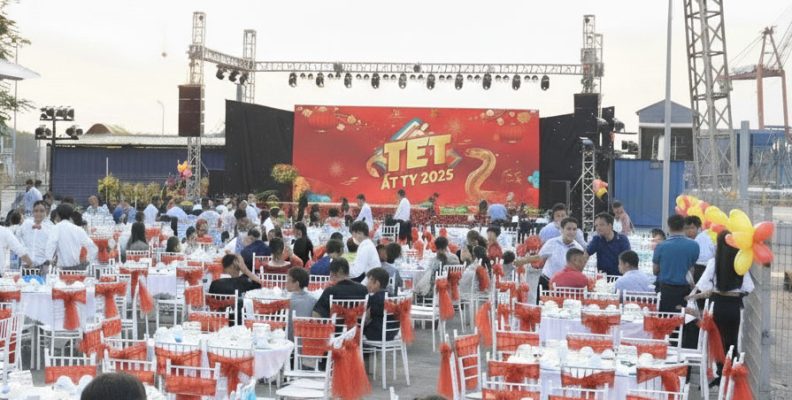 tổ chức tiệc tất niên tại nhà máy