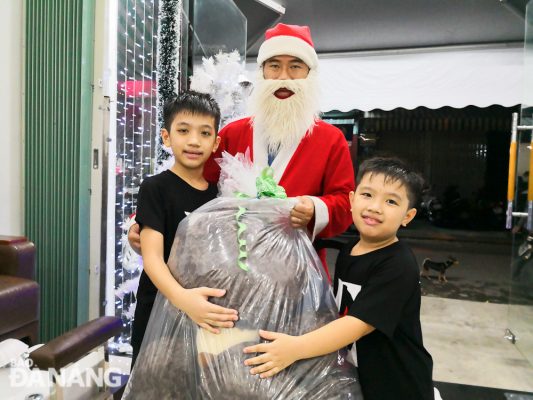 dịch-vu -ong-gia-noel-giao-qua-tan-nha